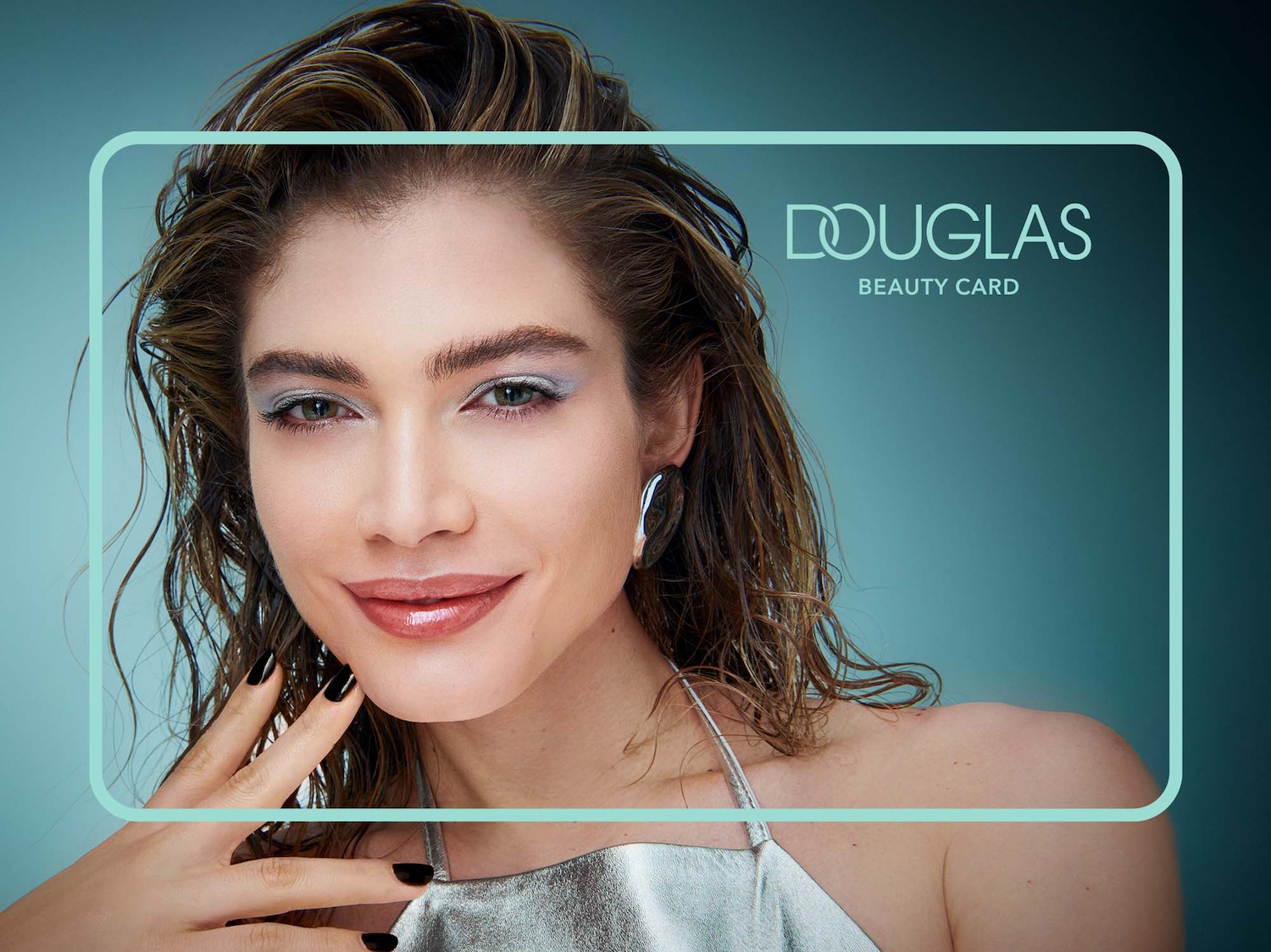 Eine strahlende Frau mit glänzendem Haar und silbernem Top präsentiert die Douglas Beauty Card, umrahmt von einem hellblauen Rahmen.