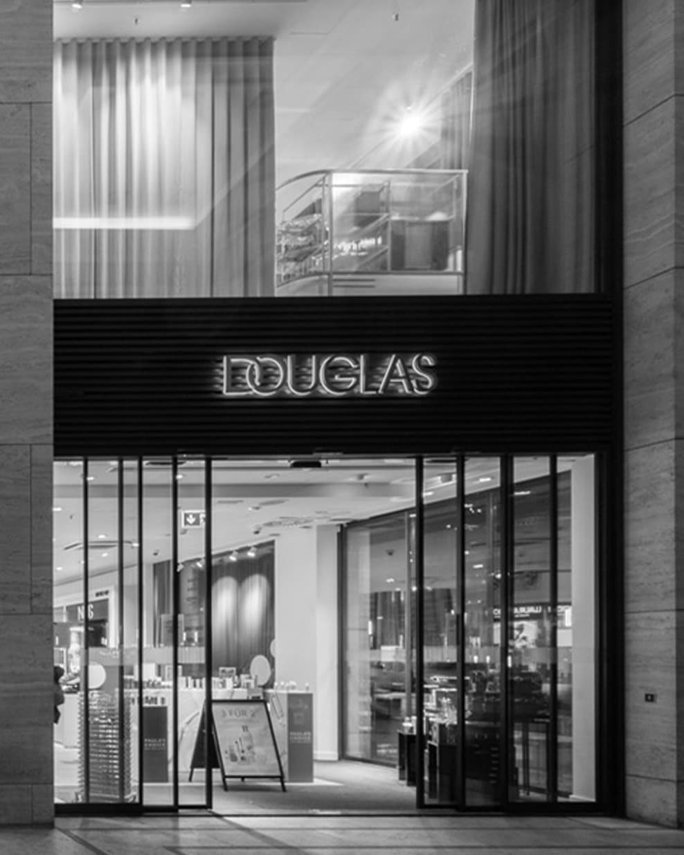 Die Fassade des Douglas-Stores mit dem Douglas-Logo über dem Eingang lädt zum Einkaufen ein.