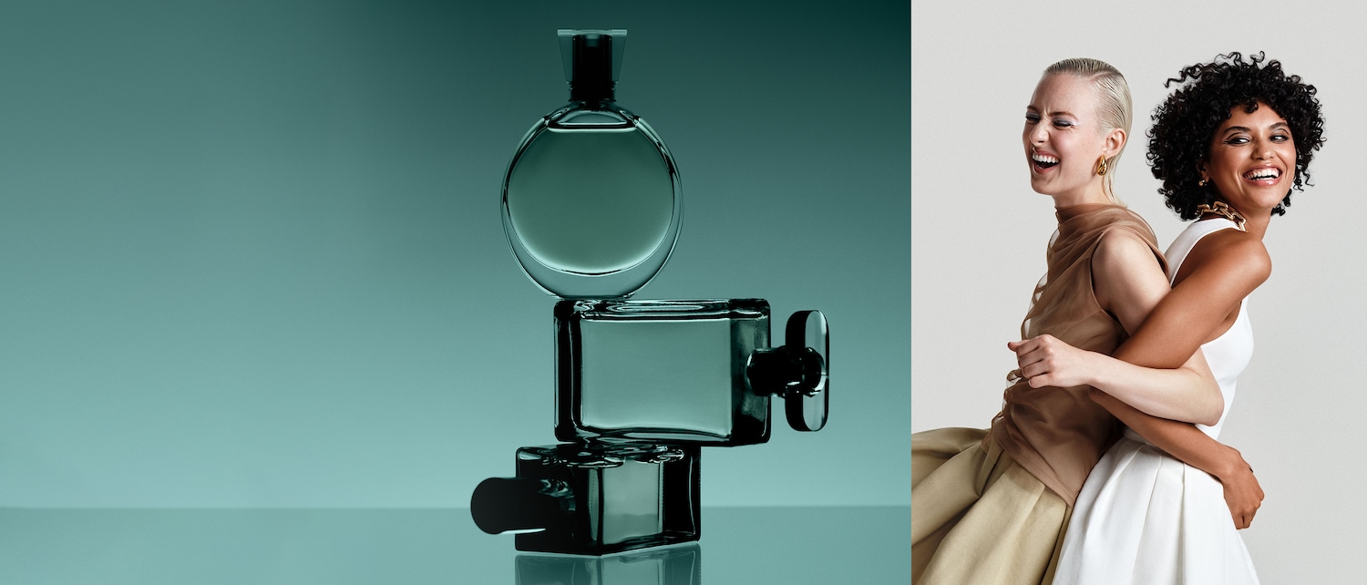 Auf einem türkisfarbenen Hintergrund stehen drei Glasflakons übereinander, die eine moderne und minimalistische Ästhetik ausstrahlen.