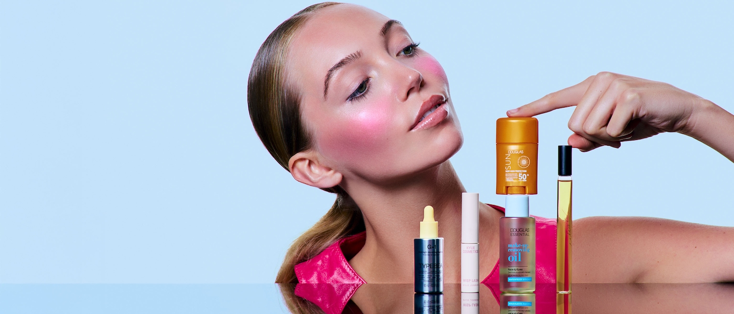 Entdecke eine vielfältige Auswahl an Schönheitsprodukten, darunter ein goldener Sonnenstift mit LSF 50+, ein Make-up-Entfernungsöl und ein Wimpernserum von Kylie Cosmetics.