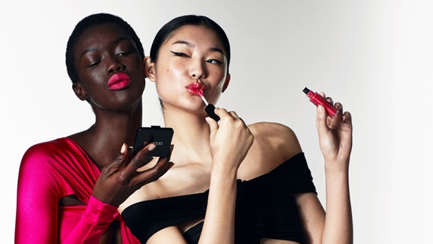 makeup-beautyvisual-Lisa-Adama-pink-lip-looks-holding-dc-lipgloss-compact-powder-012026-630x356jpg.jpg makeup-beautyvisual-Lisa-Adama-pink-lip-looks-holding-dc-lipgloss-compact-powder-012026-630x356jpg.jpg